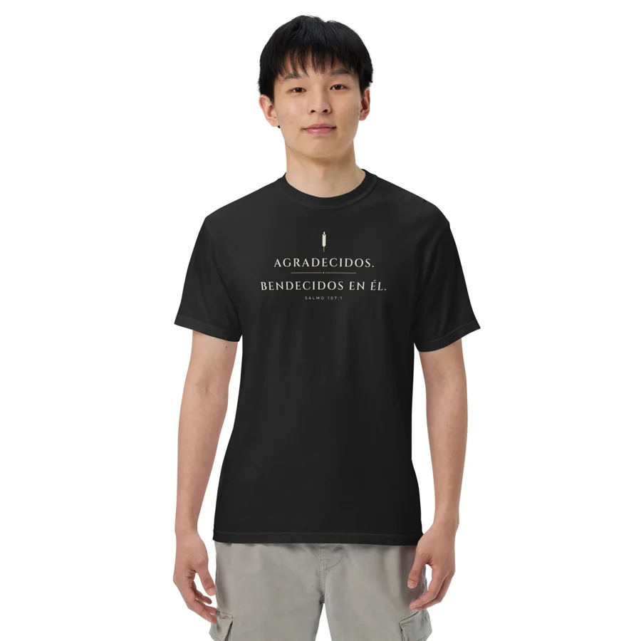Agradecidos. Bendecidos en Él. Camiseta (Crema)